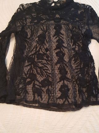 Camisa encaje negra zara de segunda mano por 7 EUR en Logroño en WALLAPOP