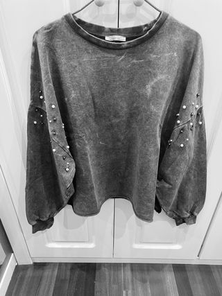 Sudadera perlas Zara de segunda mano por 10 EUR en San Fernando de Henares  en WALLAPOP