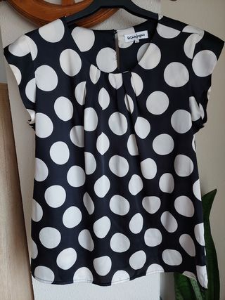 Blusa de lunares, T-46,El Corte Inglés. de segunda mano por 10 EUR en A  Coruña en WALLAPOP