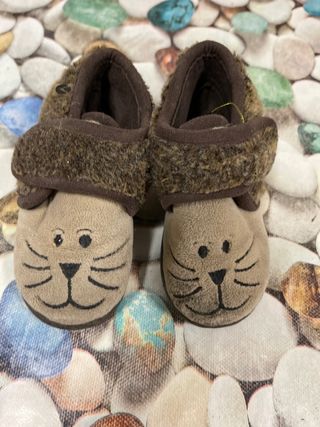 Zapatillas para casa bebé. Talla 23 de segunda mano por 2 EUR en Barcelona  en WALLAPOP