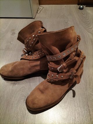 Botas Zara Trafaluc 40 de segunda mano por 15 EUR en Azuqueca de Henares en  WALLAPOP
