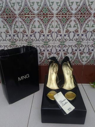 Zapatos tacón fiesta negros dorados-38 Mango de segunda mano por 15 EUR en  Villanueva de la Cañada en WALLAPOP