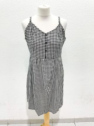 Vestido tirantes cuadros blanco y negro de segunda mano por 8 EUR en Madrid  en WALLAPOP