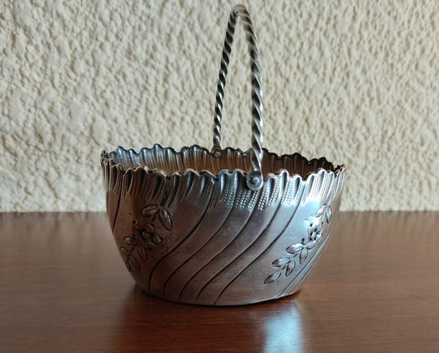 Antigua cestita plateada