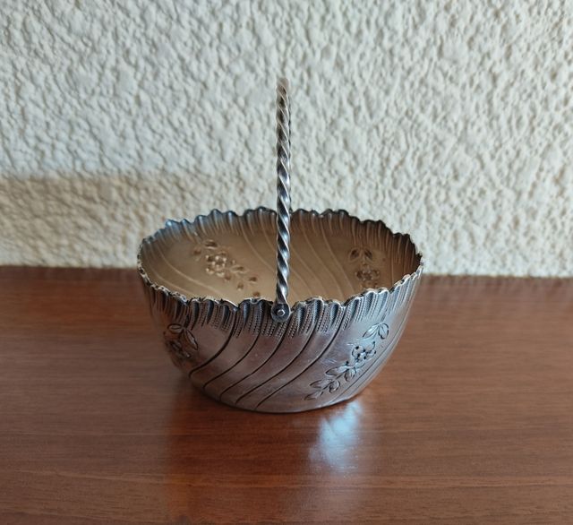 Antigua cestita plateada