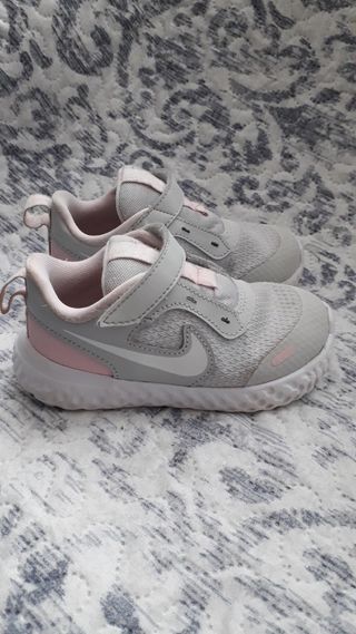 ZAPATILLAS DEPORTIVAS NIKE BEBÉ,NUMERO 25 de segunda mano por 19 EUR en  Madrid en WALLAPOP