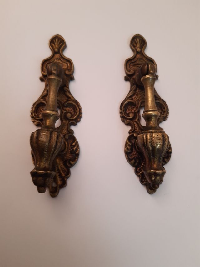 DOS TIRADORES DE ARMARIO ANTIGUOS