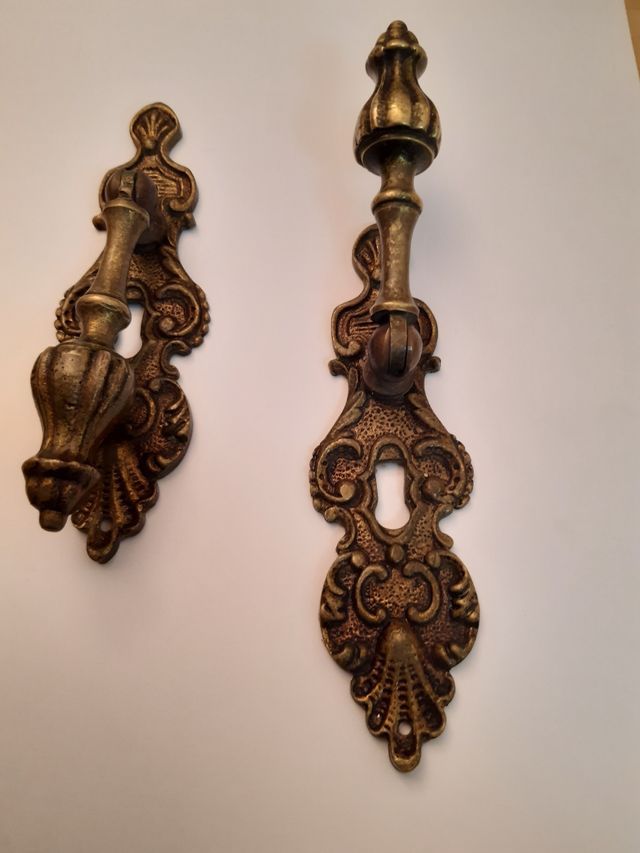 DOS TIRADORES DE ARMARIO ANTIGUOS