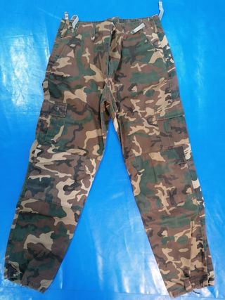 Pantalón mimetizado camuflaje de segunda mano por 22 EUR en Sevilla en  WALLAPOP