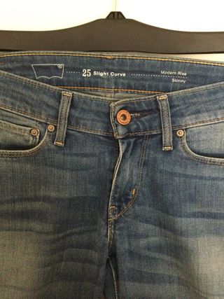 Pantalón vaquero Levis Mujer (Talla 25x32) de segunda mano por 25 EUR en  Fitoria en WALLAPOP