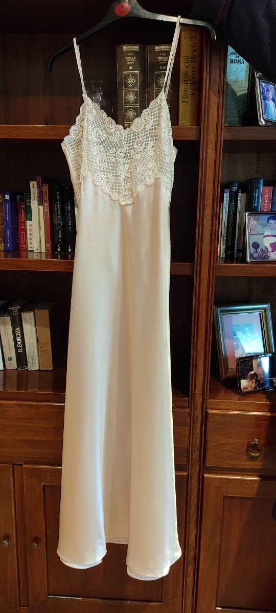 Conjunto de bata y camisón de lencería