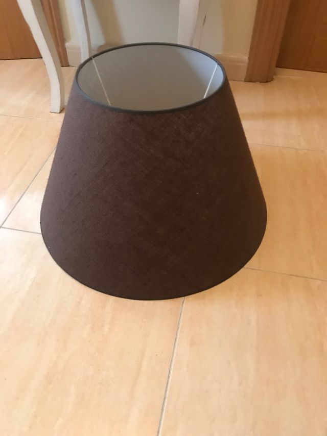 Pantalla para lámpara de pie marrón cholocate.