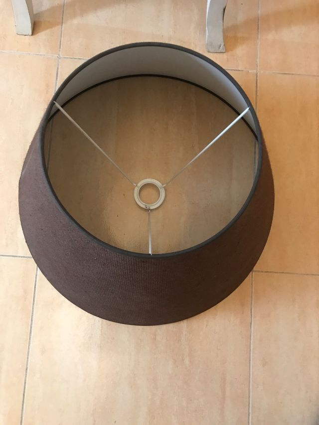 Pantalla para lámpara de pie marrón cholocate.