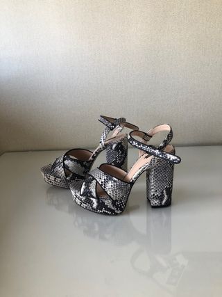 Tacones Mango serpiente de segunda mano por 19 EUR en Madrid en WALLAPOP