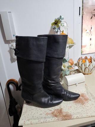Botas negra talla 38 de segunda mano por 3 EUR en Xirivella en WALLAPOP