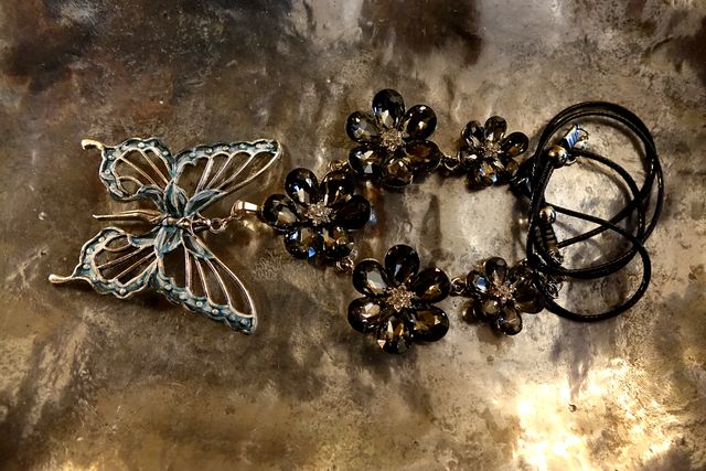 COLLAR FLORES PEDRERÍA Y HADA AZUL