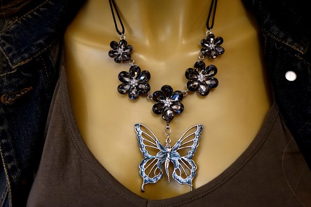 COLLAR FLORES PEDRERÍA Y HADA AZUL