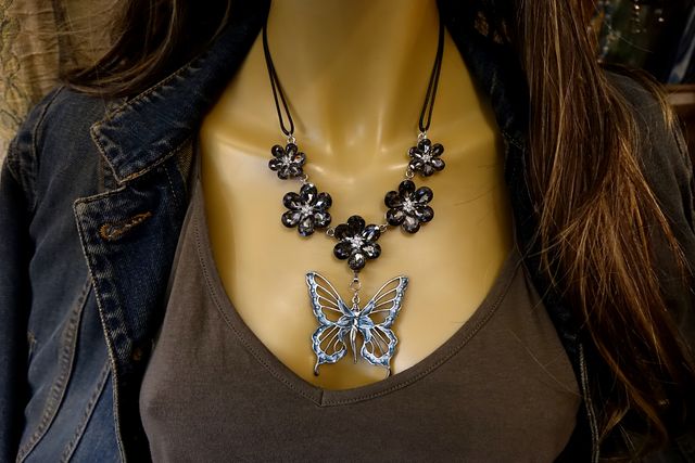 COLLAR FLORES PEDRERÍA Y HADA AZUL