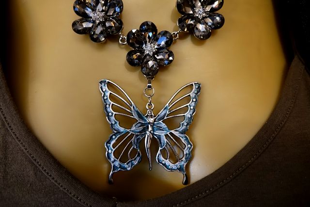 COLLAR FLORES PEDRERÍA Y HADA AZUL