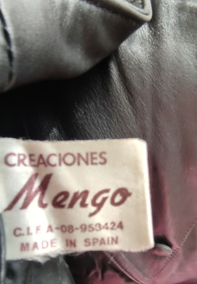 Chaquetón negro.