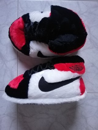 Pantuflas Jordan 1 Chicago para Estar por Casa de segunda mano por 25 EUR  en Madrid en WALLAPOP