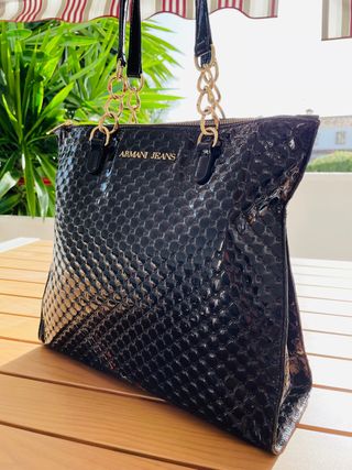 Bolso charol negro Armani Jeans de segunda mano por 70 EUR en Málaga en  WALLAPOP