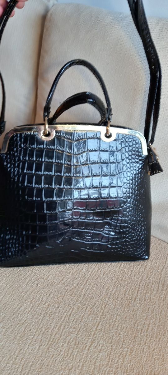 Bolso de charol negro