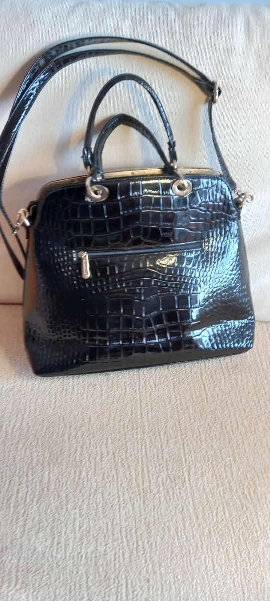 Bolso de charol negro