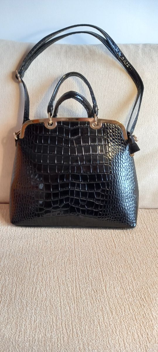 Bolso de charol negro