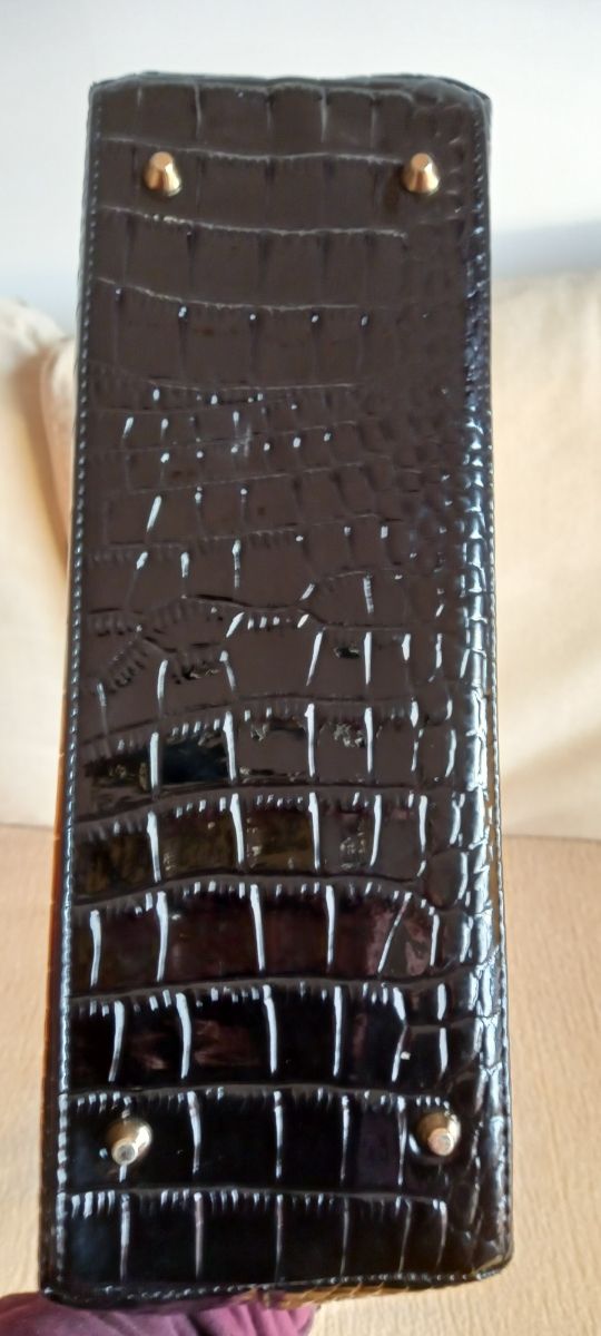 Bolso de charol negro