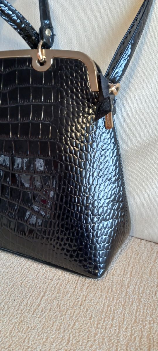 Bolso de charol negro