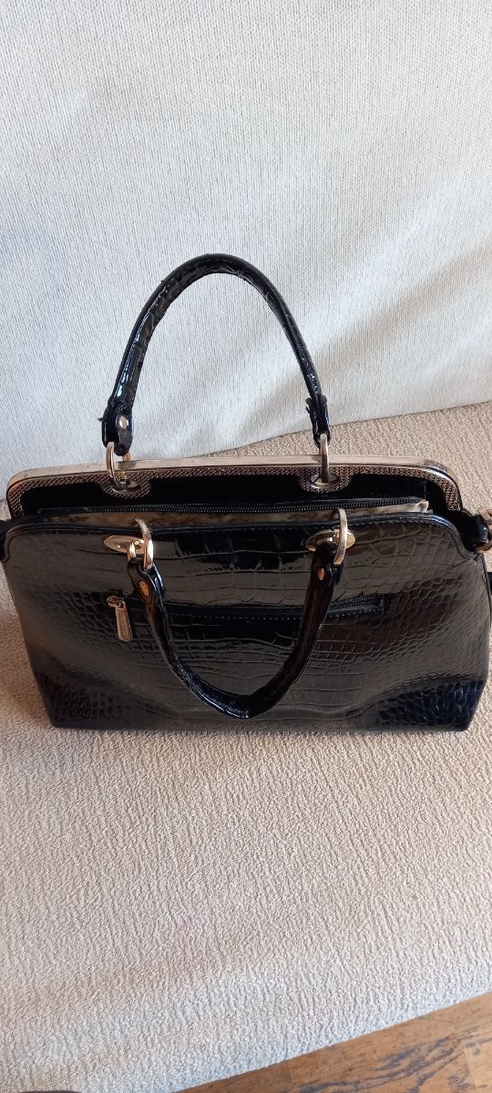 Bolso de charol negro