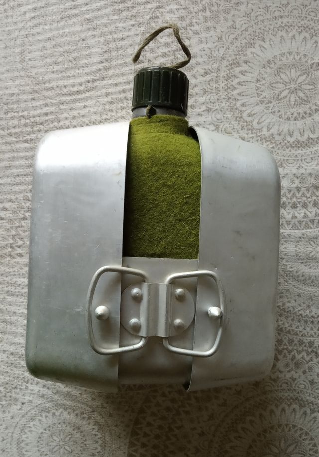 Cantimplora, cubiertos mili