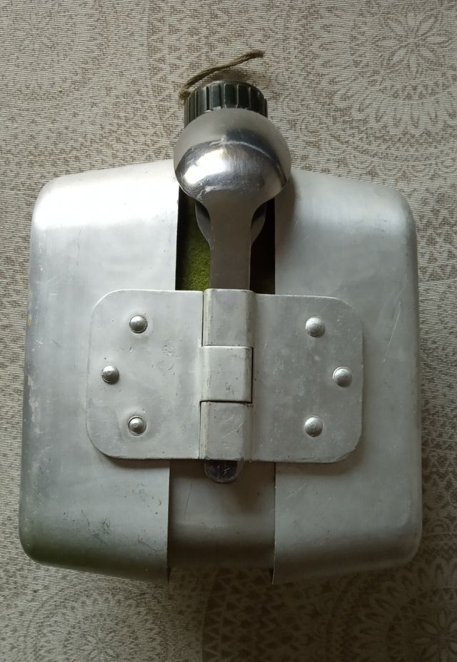 Cantimplora, cubiertos mili