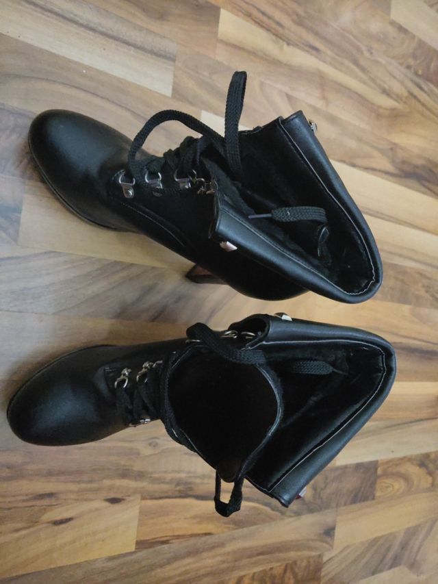 botín plataforma negro tachuelas