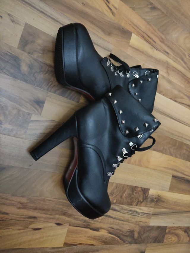 botín plataforma negro tachuelas