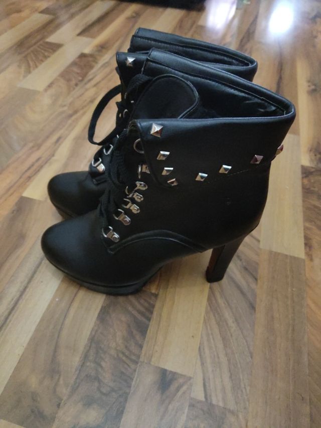 botín plataforma negro tachuelas