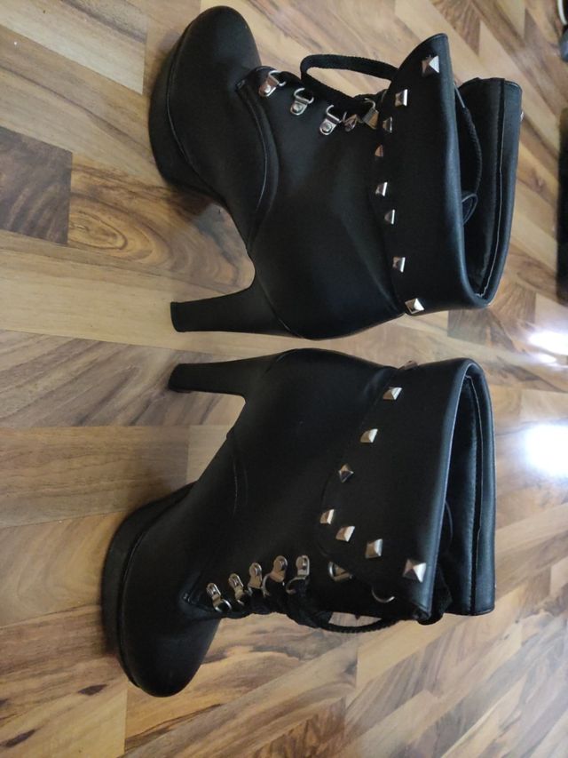 botín plataforma negro tachuelas