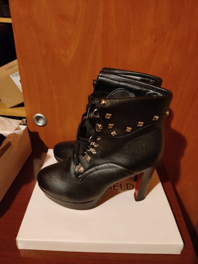 botín plataforma negro tachuelas