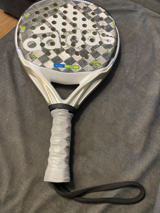 Pala de padel Adidas Adipower light 2.0 de segunda mano por 100 EUR en  Alicante en WALLAPOP