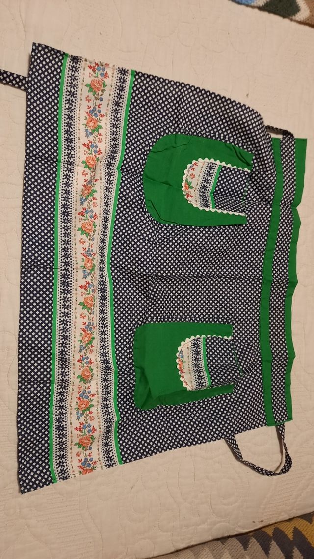 DELANTALES VARIOS  ,precio de los tres juntos