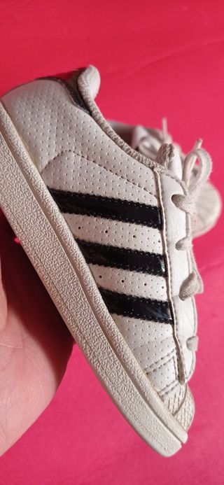 Zapatillas Adidas talla 26 de segunda mano por 5 EUR en Valencia en WALLAPOP