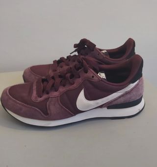 Zapatillas Nike color burdeos talla 40. de segunda mano por 35 EUR en  Almería en WALLAPOP