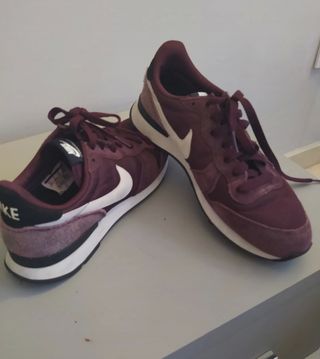 Zapatillas Nike color burdeos talla 40. de segunda mano por 35 EUR en  Almería en WALLAPOP