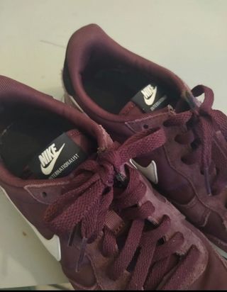 Zapatillas Nike color burdeos talla 40. de segunda mano por 35 EUR en  Almería en WALLAPOP
