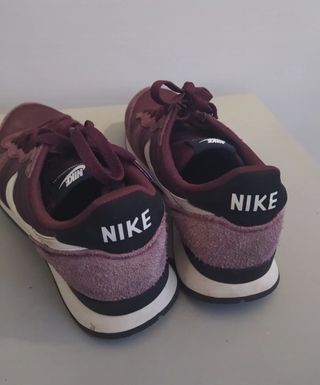 Zapatillas Nike color burdeos talla 40. de segunda mano por 35 EUR en  Almería en WALLAPOP