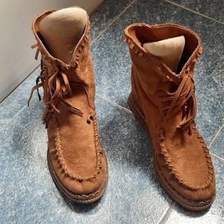 Botas indias flecos camel de segunda mano por 10 EUR en Burjassot en  WALLAPOP