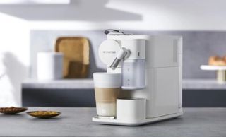 Cafetera Nespresso DeLonghi Lattissima One de segunda mano por 150 EUR en  Samano en WALLAPOP