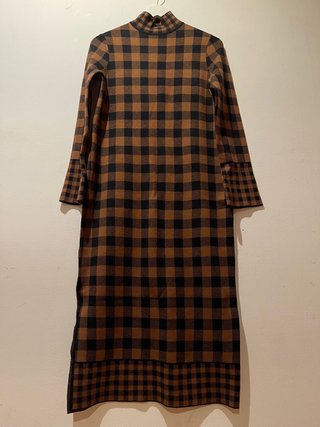 Suéter largo de ZARA de segunda mano por 10 EUR en Madrid en WALLAPOP