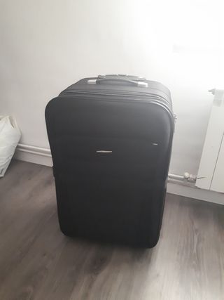 Maleta nueva grande en color negro 30 kg de segunda mano por 45 EUR en  Madrid en WALLAPOP